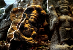 花崗岩製の神像