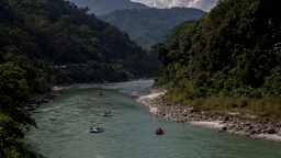 rafting en el río tista