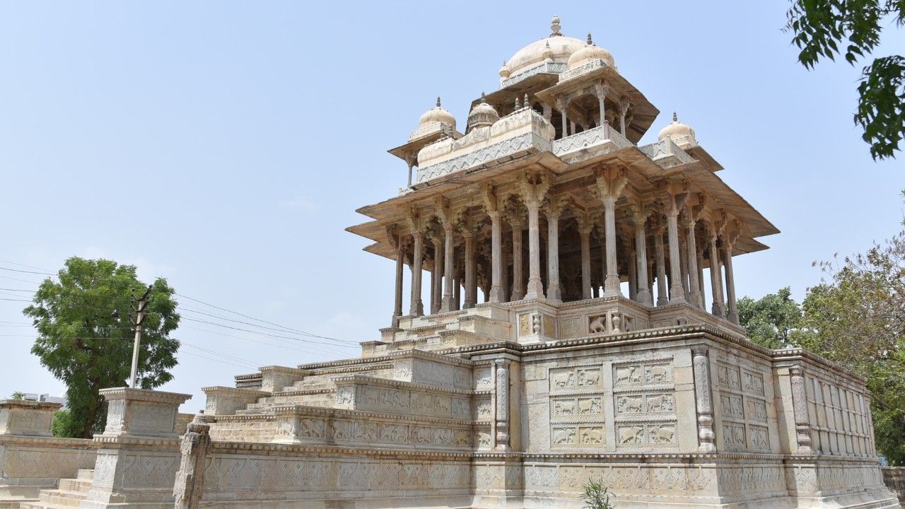 84-pillared-cenotaph-bundi-town-rajasthan-2-attr-hero