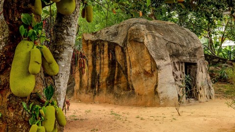 Grotte taillée dans la roche de Vizhinjam 
