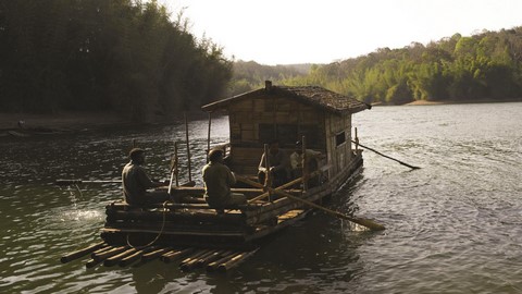 رحلات نهرية بقوارب البامبو 