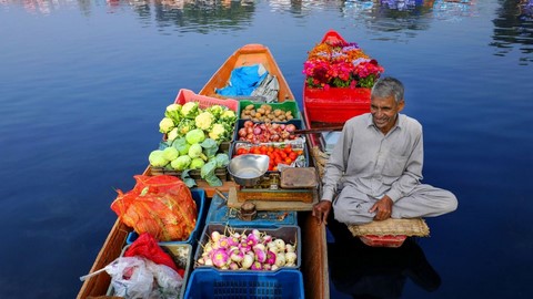 तैरते सब्जी बाजार (फ्लोटिंग वेजिटेबल मार्केट) 